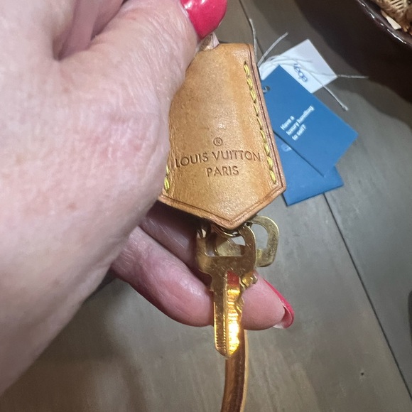 Louis Vuitton Montaigne MM - Picture 10 of 17